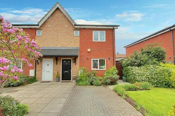 3 Bedroom Semi-Detached House To Rent In Huntingdon Close, Northolt, UB5