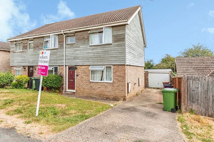 3 Bedroom Semi-Detached House For Sale In Oak View, Wellingborough, NN9