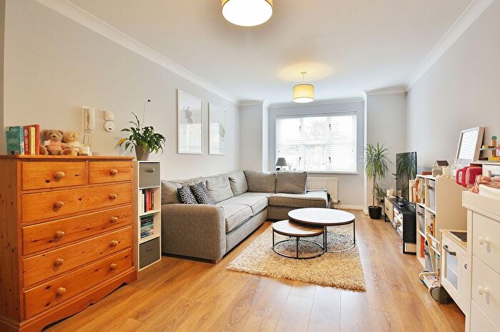 1 Bedroom Flat For Sale In Oliver Court, Draymans Way, Isleworth, TW7