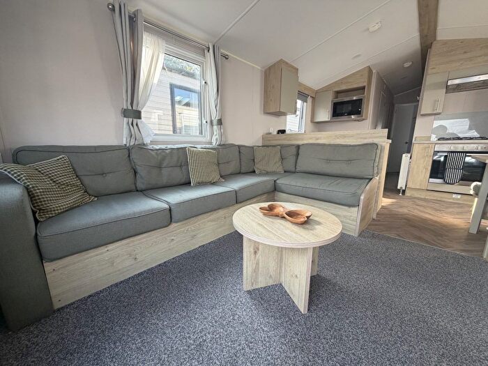 3 Bedroom Mobile/park Home For Sale In Vinnetrow Road, Runcton, Chichester, PO20