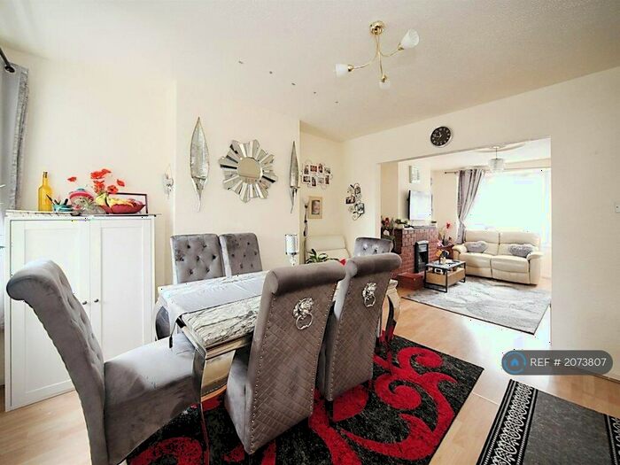 3 Bedroom Semi-Detached House To Rent In Colin Road, Luton, LU2