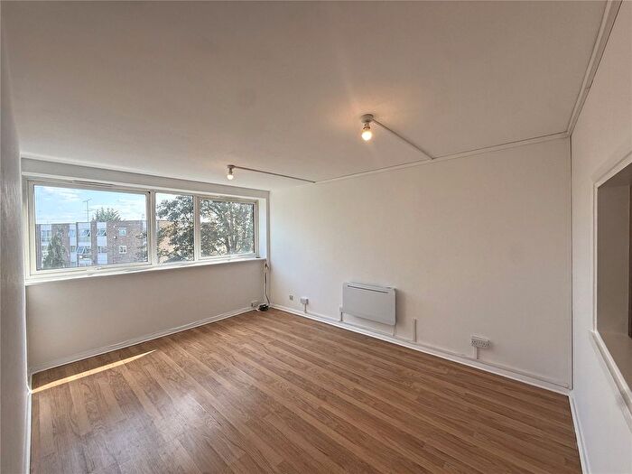1 Bedroom Flat To Rent In Deanswood, Maidstone Road, London, N11