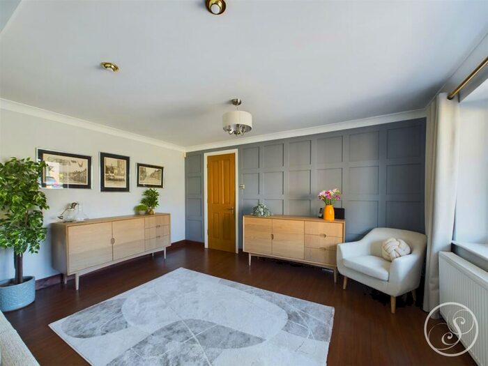 4 Bedroom Detached House For Sale In Spur Drive, Leeds, LS15