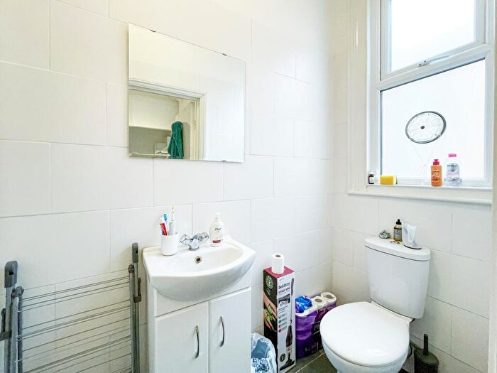 Flat To Rent In Manstone Road, Kilburn, NW2
