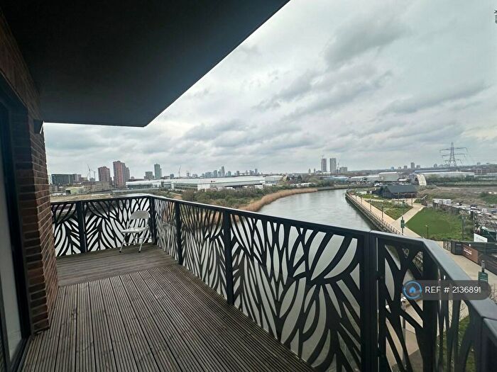 3 Bedroom Flat To Rent In Cityview Point, London, E14