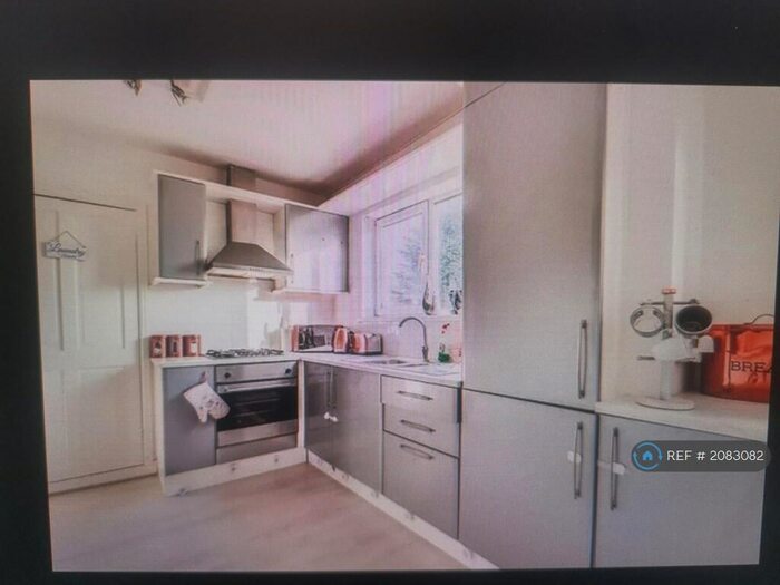 3 Bedroom Semi-Detached House To Rent In Ferrand Avenue, Bradford, BD4