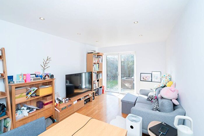 2 Bedroom Flat To Rent In Essex Road, Watford, WD17