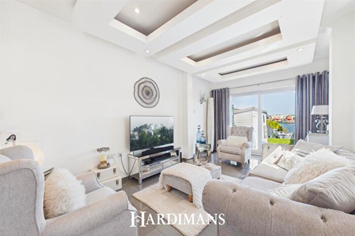 3 Bedroom End Of Terrace House For Sale In Lake View Road, Oulton Broad, NR33