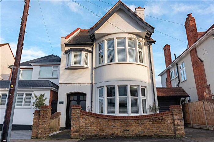 4 Bedroom Detached House For Sale In Westcliff On Sea * Detached Home With Summerhouse *, SS0