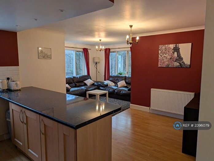 3 Bedroom Flat To Rent In Kelvindale Road, Glasgow, G12