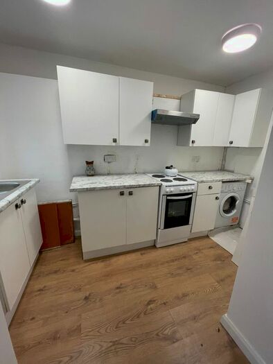 2 Bedroom Flat To Rent In Ladywood Road, Surbiton, KT6
