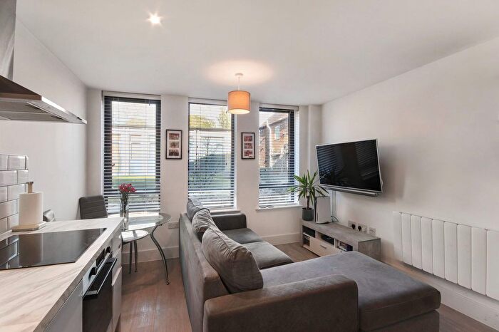 1 Bedroom Flat For Sale In New Ash Green, Kent, DA3