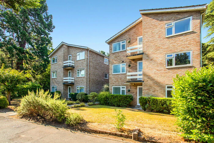 2 Bedroom Apartment To Rent In Coniston Court, Weybridge, KT13