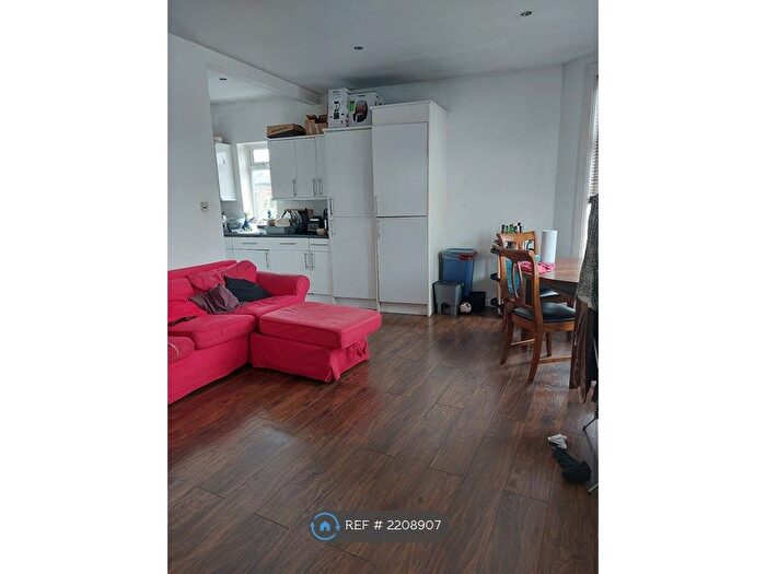 2 Bedroom Flat To Rent In Bickersteth Road, London, SW17