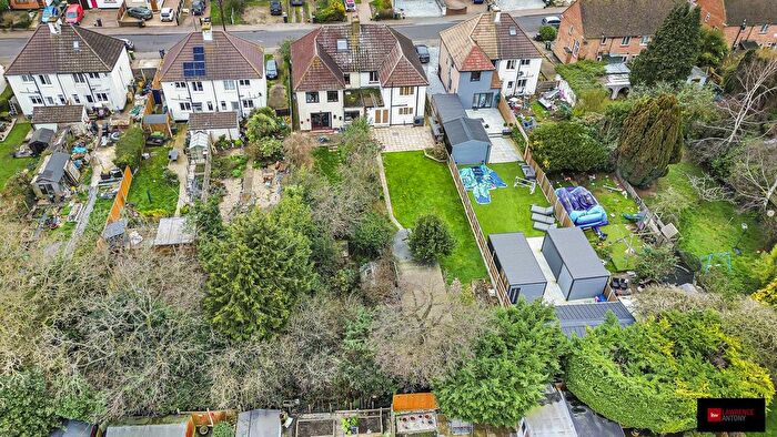 5 Bedroom Semi-detached House For Sale In Weir Gardens, Rayleigh, SS6