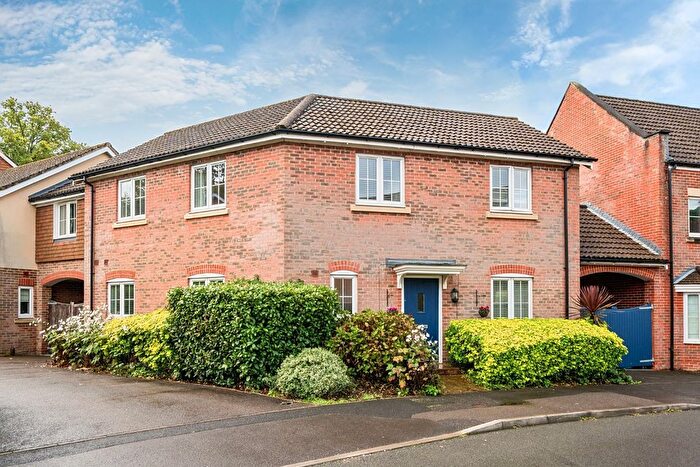 4 Bedroom Link Detached House For Sale In Columbus Drive, Sarisbury Green, Hampshire, SO31