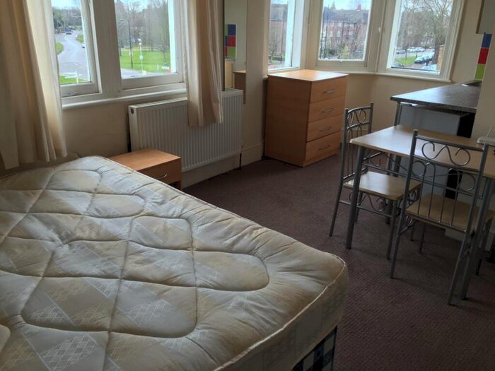 Studio To Rent In Cannon Hill, Southgate, N14