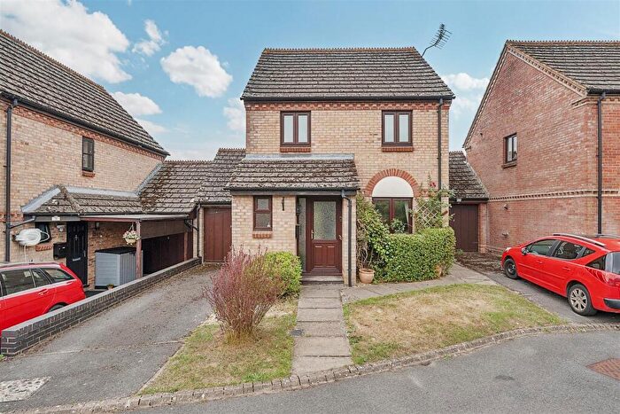 3 Bedroom Semi-Detached House For Sale In Hawthorn Close, Pewsey, SN9