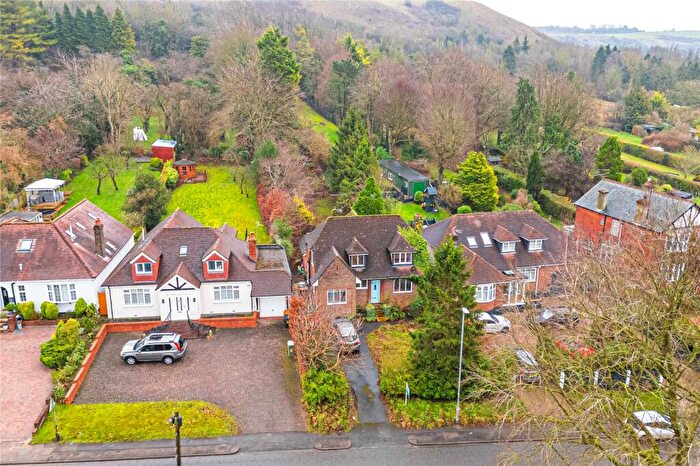 4 Bedroom Detached House For Sale In Tring Road, Dunstable, Central Bedfordshire, LU6