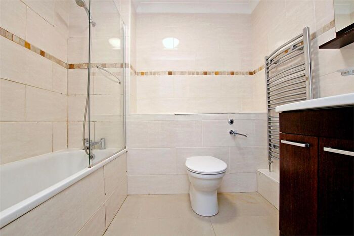 2 Bedroom Flat To Rent In Copperfield Road, Mile End, London, E3