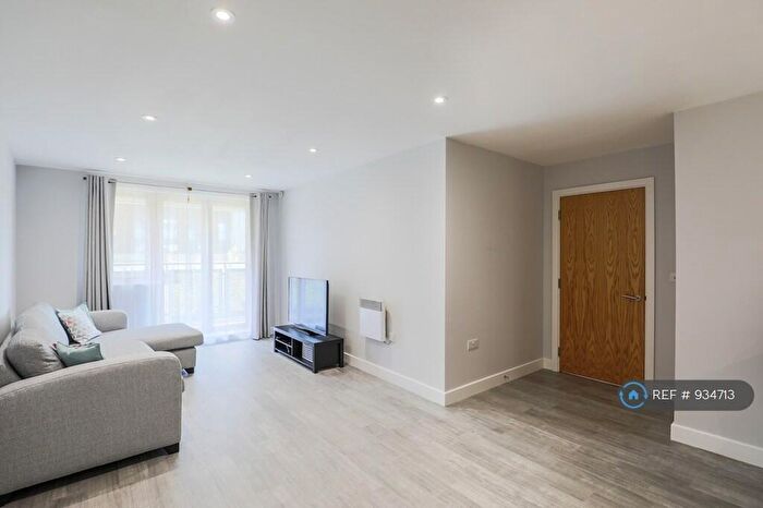 2 Bedroom Flat To Rent In Leamore Court, London, E2