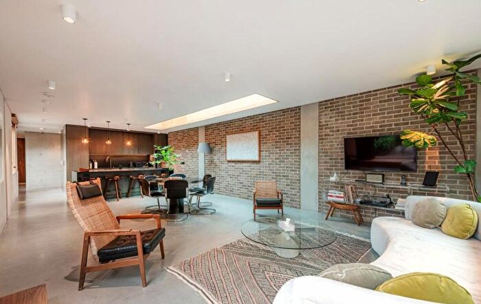 3 Bedroom Flat To Rent In Weymouth Mews, London, W1G