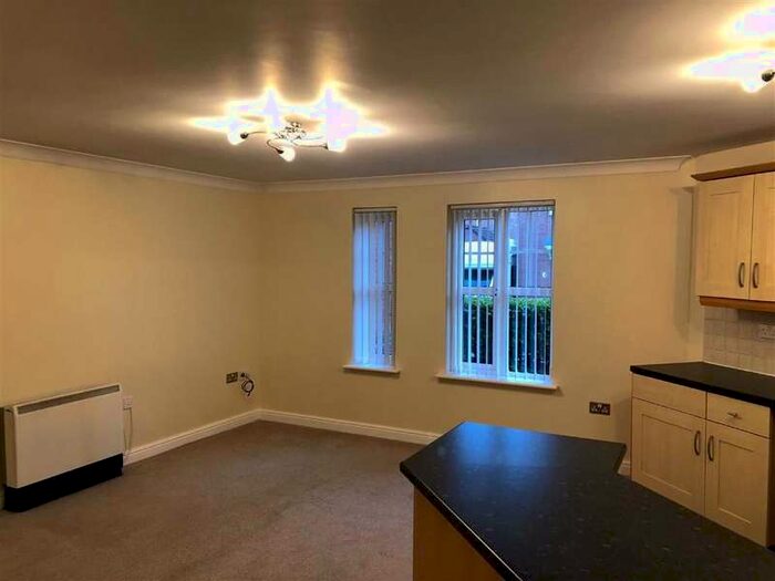 2 Bedroom Flat To Rent In Cromwell Avenue, Reddish, SK5