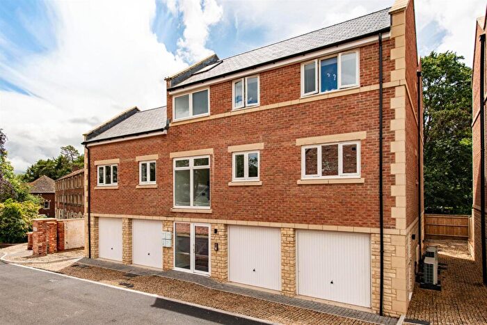 2 Bedroom Flat For Sale In Polebarn Road, Trowbridge, BA14