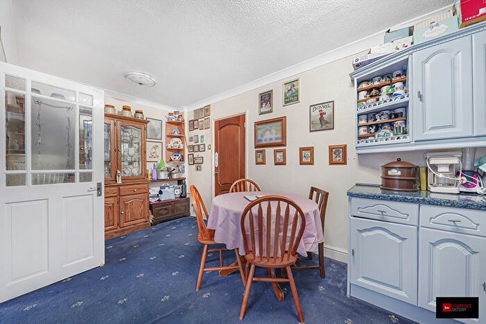 5 Bedroom Semi-Detached House For Sale In Weir Gardens, Rayleigh, SS6