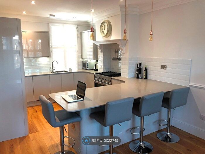 3 Bedroom Flat To Rent In Hubert Grove, London, SW9