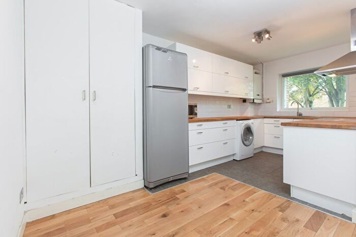 2 Bedroom Flat To Rent In Bartholomew Close, London, SW18