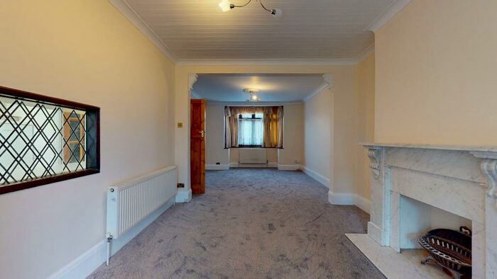 3 Bedroom Ground Flat To Rent In Fyfield Road, E17