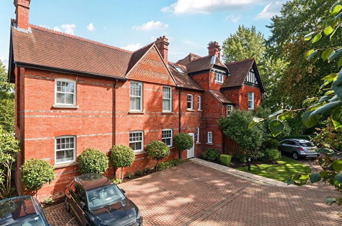 2 Bedroom Flat For Sale In Parkham Mead, Binfield, Bracknell, Berkshire, RG42