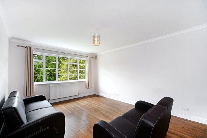 3 Bedroom Flat To Rent In Raymond Road, London, SW19