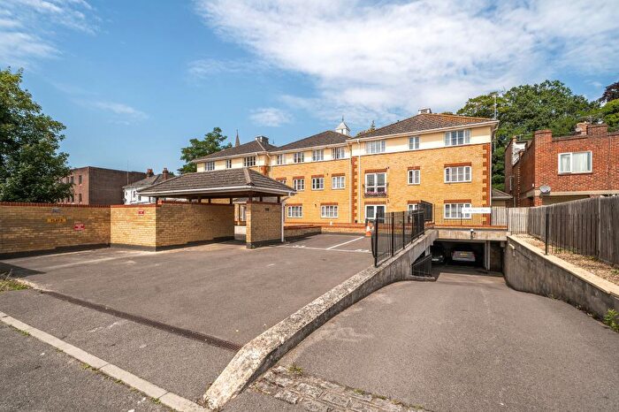 2 Bedroom Flat For Sale In Camberley, Surrey, GU15
