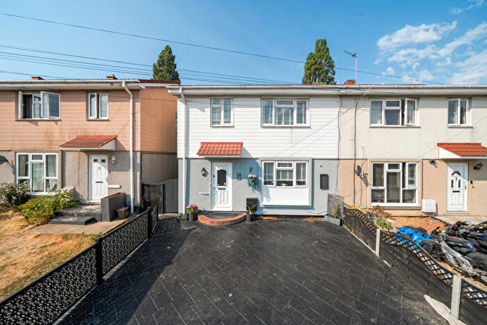 3 Bedroom Semi-Detached House For Sale In Halcot Avenue, Bexleyheath, DA6