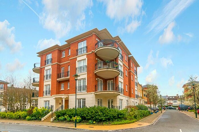2 Bedroom Flat For Sale In Clevedon Road, Twickenham, TW1