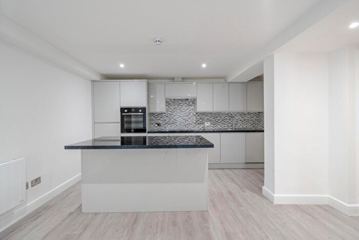 3 Bedroom Flat To Rent In Empire Square London, N7