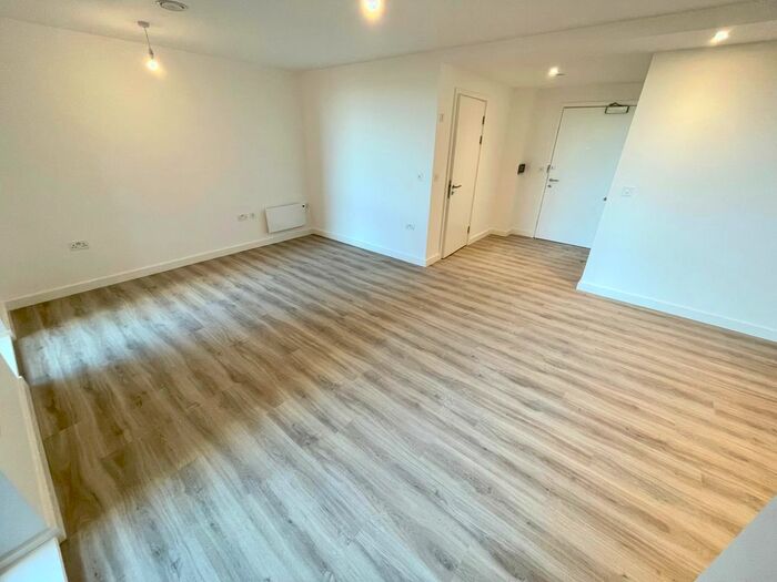 Studio To Rent In Kimpton Road, Luton LU2
