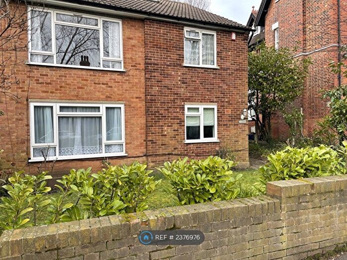 2 Bedroom Maisonette To Rent In Holmdene, London, N12