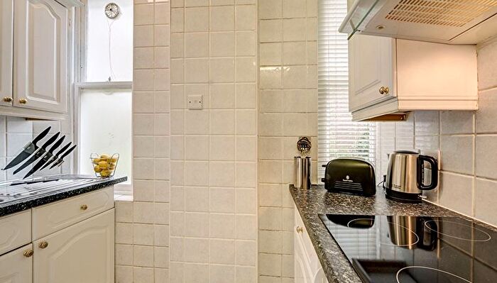 1 Bedroom Flat To Rent In Hill Street, London, W1J