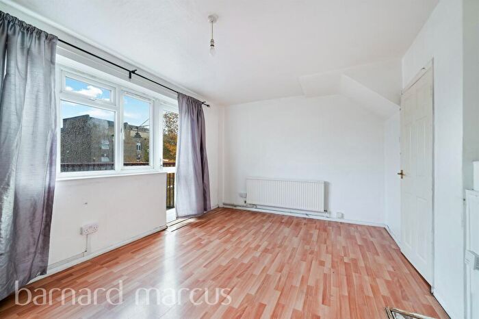 2 Bedroom Maisonette For Sale In Nunhead Lane, London, SE15