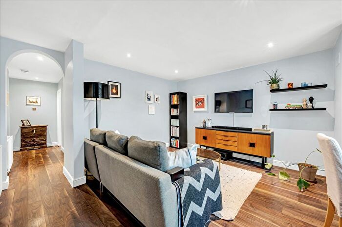 2 Bedroom Flat To Rent In Hammersmith Grove, Hammersmith, W6