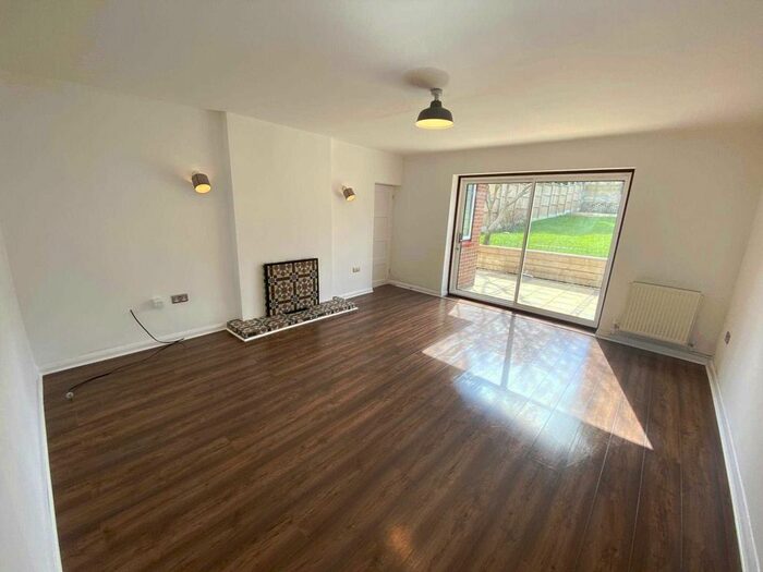 3 Bedroom Bungalow To Rent In Links Drive, Radlett, WD7