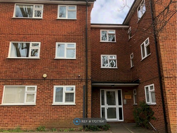 3 Bedroom Flat To Rent In Berrylands, Surbiton, KT5