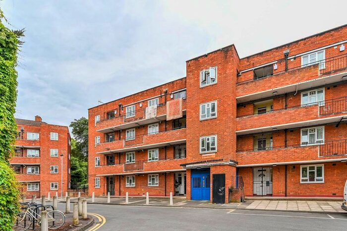 2 Bedroom Flat For Sale In Manor Road, Stoke Newington, London, N16