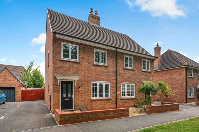 3 Bedroom Semi-Detached House For Sale In Park Crescent, Stewartby, Bedford, MK43