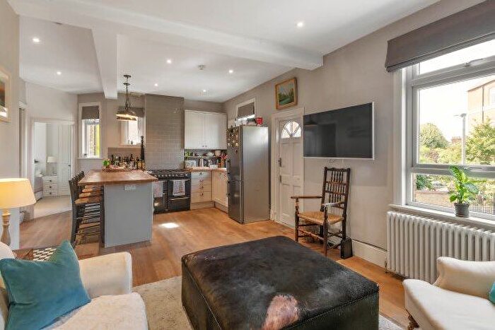 3 Bedroom Maisonette To Rent In Silverthorne Road, London, SW8