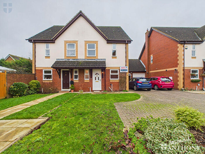 3 Bedroom Semi Detached House For Sale In Chaffinch, Aylesbury, HP19