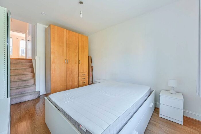 1 Bedroom Flat To Rent In Battersea Park Road, Battersea, London, SW11